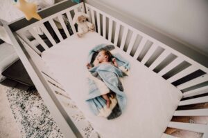 at what age should a baby sleep in crib (3)