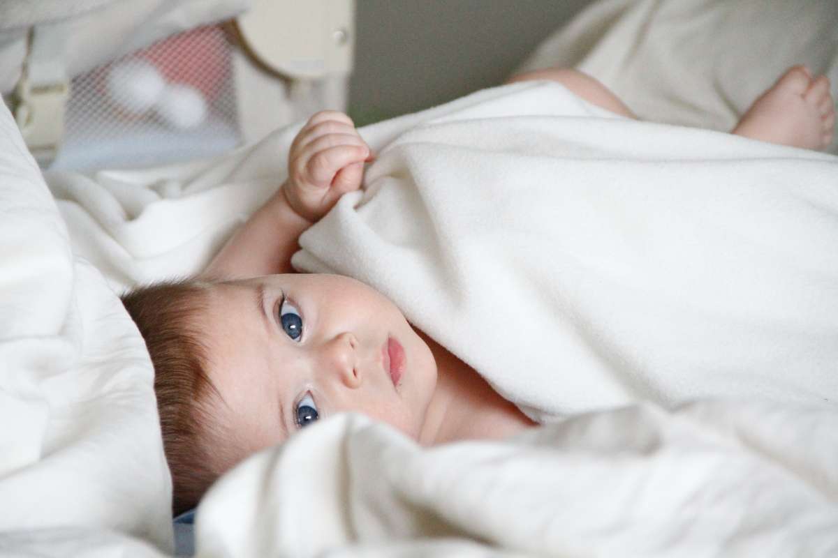 can a baby sleep on sheepskin in cot