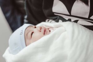 when can a baby sleep without a swaddle (3)